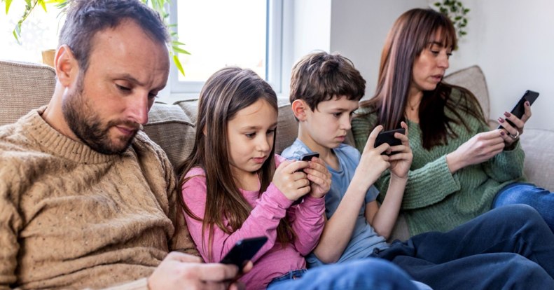 Mennyibe kerül egy átlagos magyar családnak a mobilhasználat és a netes csomagok?