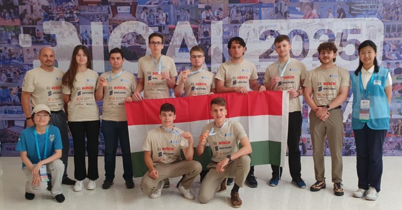 Magyar diákok taroltak a pekingi MI-olimpián: két ezüst- és négy bronzérem az IOAI 2025 versenyén