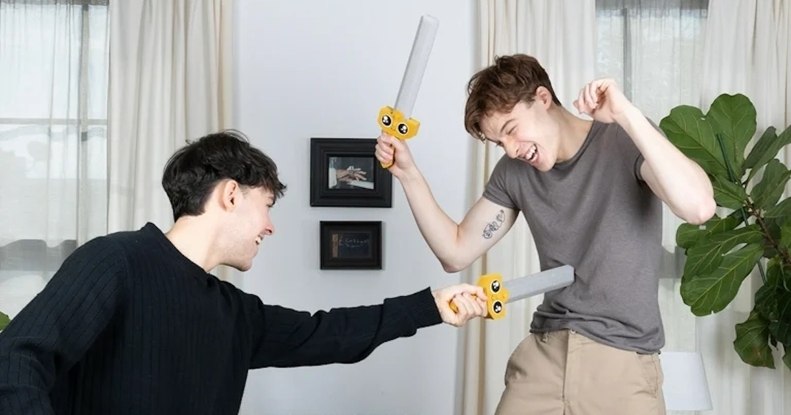 Csapkodjuk egymást szivacskardokkal társasjáték-ajánló: nem nehéz kitalálni, mi fog történni