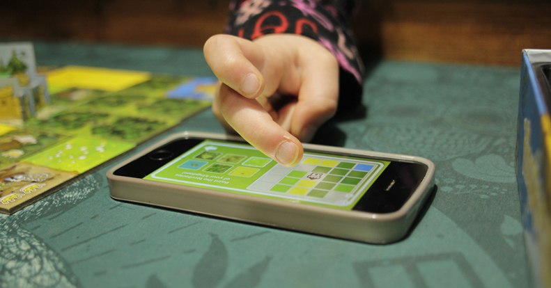 Nem teszi le a gyerek a mobilt? Mutatunk olyan társasjátékokat, amelyekhez szükség lesz telefonra