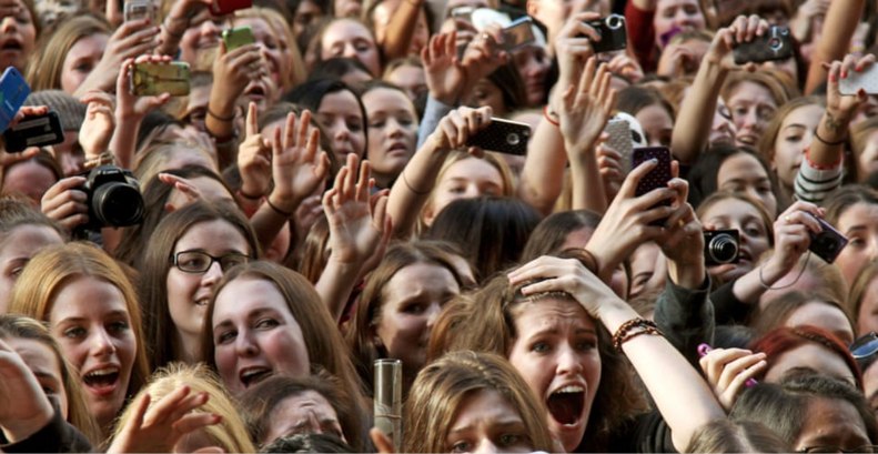 „Miért rajong a gyermekem az influenszerekért?” - szakértőkkel tart ingyenes előadást a Képernyőidő