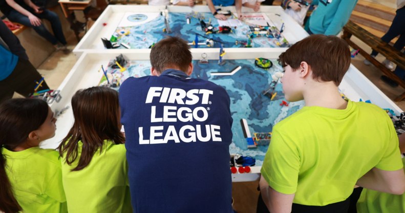 Így lehet hamarosan iskolai órán is legózni, a FIRST LEGO League új korszakot indít az oktatásban