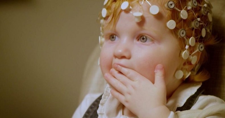 Dúdolás, taps, ritmus: amit a babák agya hall, az a nyelvtanulás alapja lehet