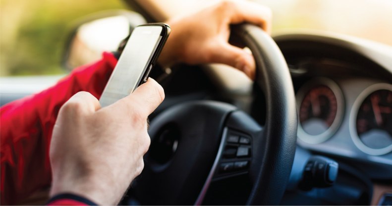 Ha vezetés közben ránézel a telefonodra, nagyobb veszélyben vagy, mint hinnéd