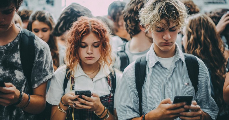 Elvenni a gyerektől a mobilt? EU-s jelentés készült az iskolai telefonhasználat korlátozásairól