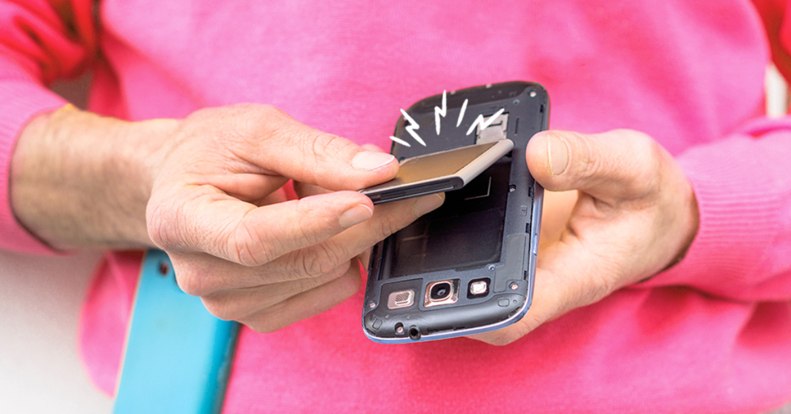 2027-től házilag cserélhető akkut írnak elő a telefonokban, de a gyártók nagy része ezt megúszhatja