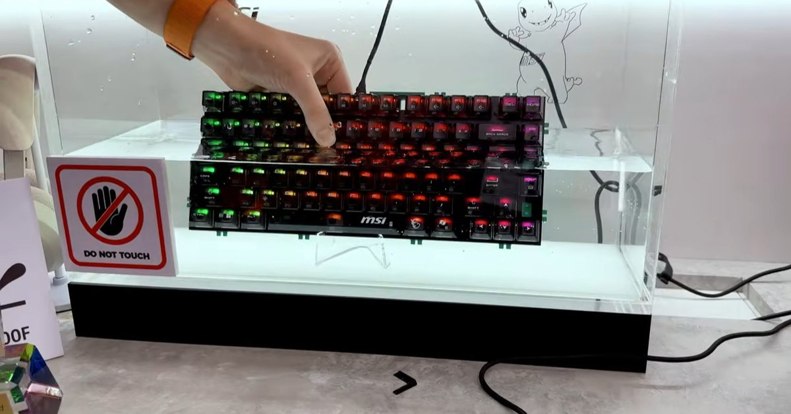 Víz alatt is működik az MSI gamer billentyűzete, de ennek mi értelme van?