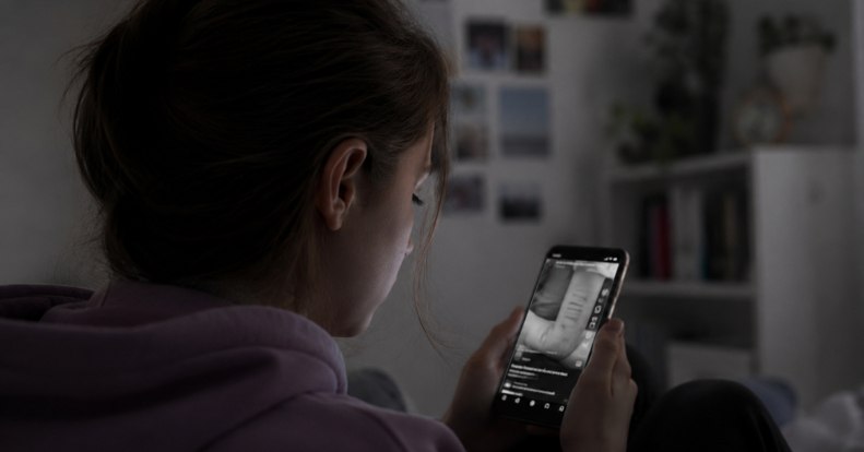 A te gyereked is láthat önsértő videókat – de a legtöbbször nem azért, mert rájuk keresett