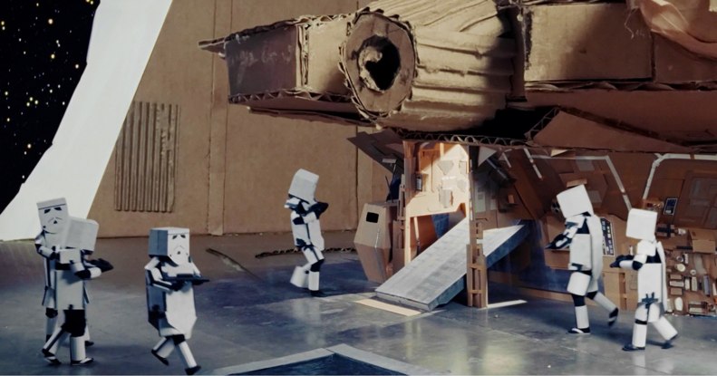 Kartonból forgatták újra a Star Warst, ezzel megmutatva, miért a kreativitás a legjobb filmes trükk