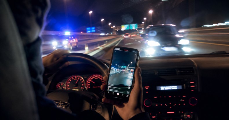 Rendőrök elől menekülnek és a forgalommal szemben hajtanak fiatalok, hogy TikTok tartalom legyen belőle