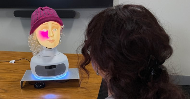 Dühös robotszülővel gyakorolnak a tanárok, hogy ne élesben kelljen megtanulniuk kezelni a konfliktust