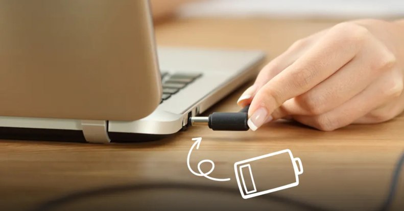 Töltőn hagyod, nullára meríted? 10 tipp, hogy tovább bírja a laptopod akkumulátora